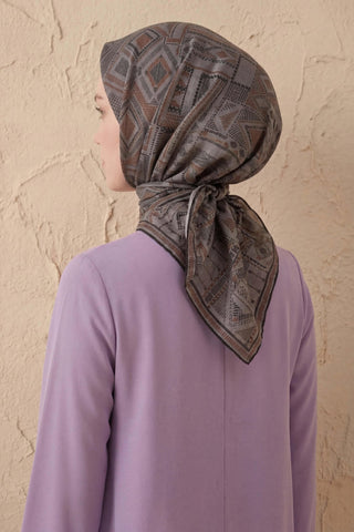 Soft Eşarp Geometrik Desen Koyu Gri 90x90 - Soft Eşarp - | Silk Home