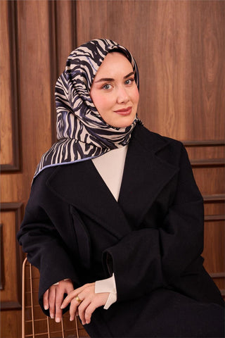 Twill İpek Eşarp Lacivert Ekru İndigo Dalga Desenli Tok Duruşlu 90X90