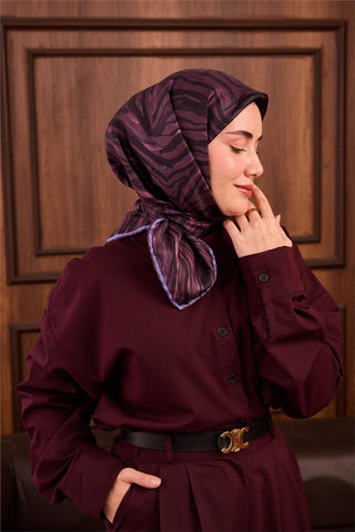 Twill İpek Eşarp Mürdüm Eflatun Geometrik Desenli Tok Duruşlu 90X90