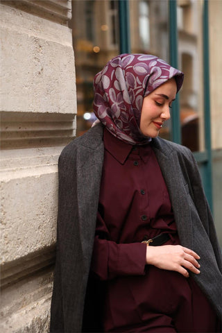 Twill İpek Eşarp Vişne Çürüğü Gri Eflatun Papatya Desenli Tok Duruşlu 90X90