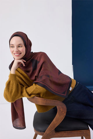 Viskon Mayda Şal Çilek Kırmızısı Zeminli Siyah Ve Yağ Yeşili Detaylı Desenli Yumuşak Dokulu 190X70