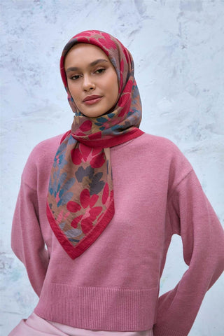 Viskon Velora Eşarp Pembe-Sütlü Kahve-Petrol Mavi Desenli Kaymaz Dokulu Tok
                Duruşlu 90X90