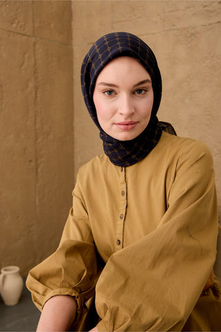 Pamuk Floş Eşarp Lacivert–Gold Desenli Kaymaz Dokulu Tok Duruşlu 90X90