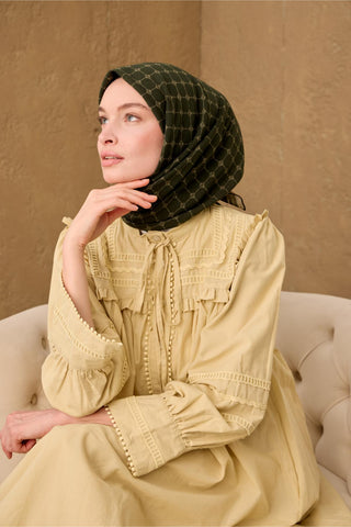 Pamuk Floş Eşarp Koyu Yeşil–Yeşil Bej Desenli Kaymaz Dokulu Tok Duruşlu 90X90