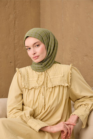 Pamuk Floş Eşarp Yeşil–Gri Yeşil Desenli Kaymaz Dokulu Tok Duruşlu 90X90