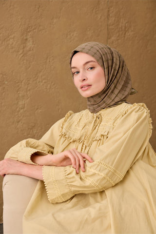 Pamuk Floş Eşarp Vizon–Yeşil Desenli Kaymaz Dokulu Tok Duruşlu 90X90