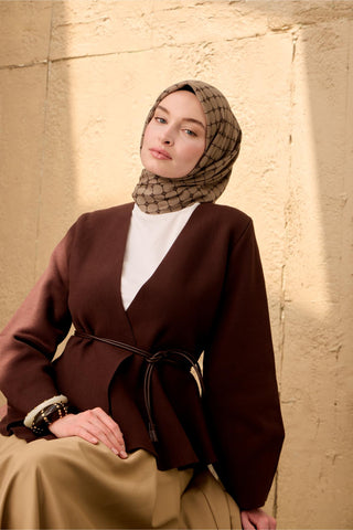 Pamuk Floş Eşarp Koyu Vizon–Acı Kahve Desenli Kaymaz Dokulu Tok Duruşlu 90X90