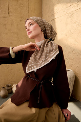 Cotton-Flos Scarf, Dark Mink-White Patterned, Firm Structure, 90x90 cm.