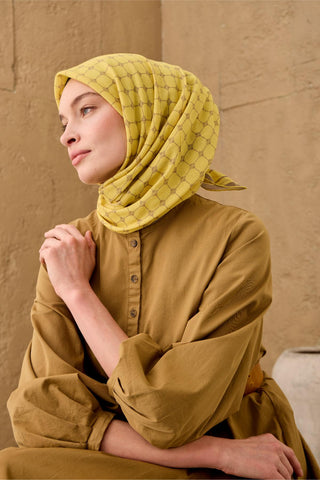 Pamuk-Flos Eşarp Koyu Vizon-Sarı Desenli Tok Duruşlu 90X90